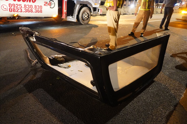 Vụ tai nạn khiến xe ô tô tải nói trên cùng 7 ô tô (từ 4 đến 16 chỗ) và 1 xe ô tô khách hư hỏng. Trong đó có 1 xe ô tô con bẹp dúm, hư hỏng nghiêm trọng. (Ảnh: Lao động)