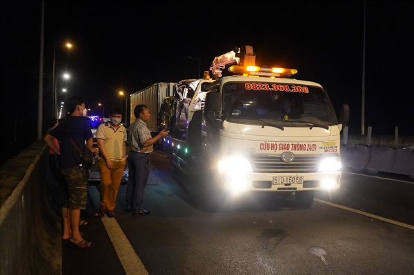 Theo thông tin ban đầu, vụ tai nạn liên hoàn này làm 7 người bị thương (gồm 5 người lớn, 2 trẻ nhỏ) đã được đưa đi cấp cứu. (Ảnh: Lao động) 