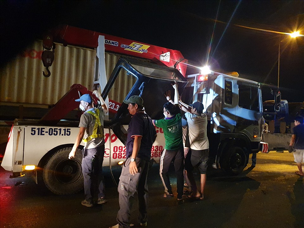 Lực lượng chức năng cứu hộ vận chuyển, kéo xe gặp nạn khỏi hiện trường. (Ảnh: Lao động)