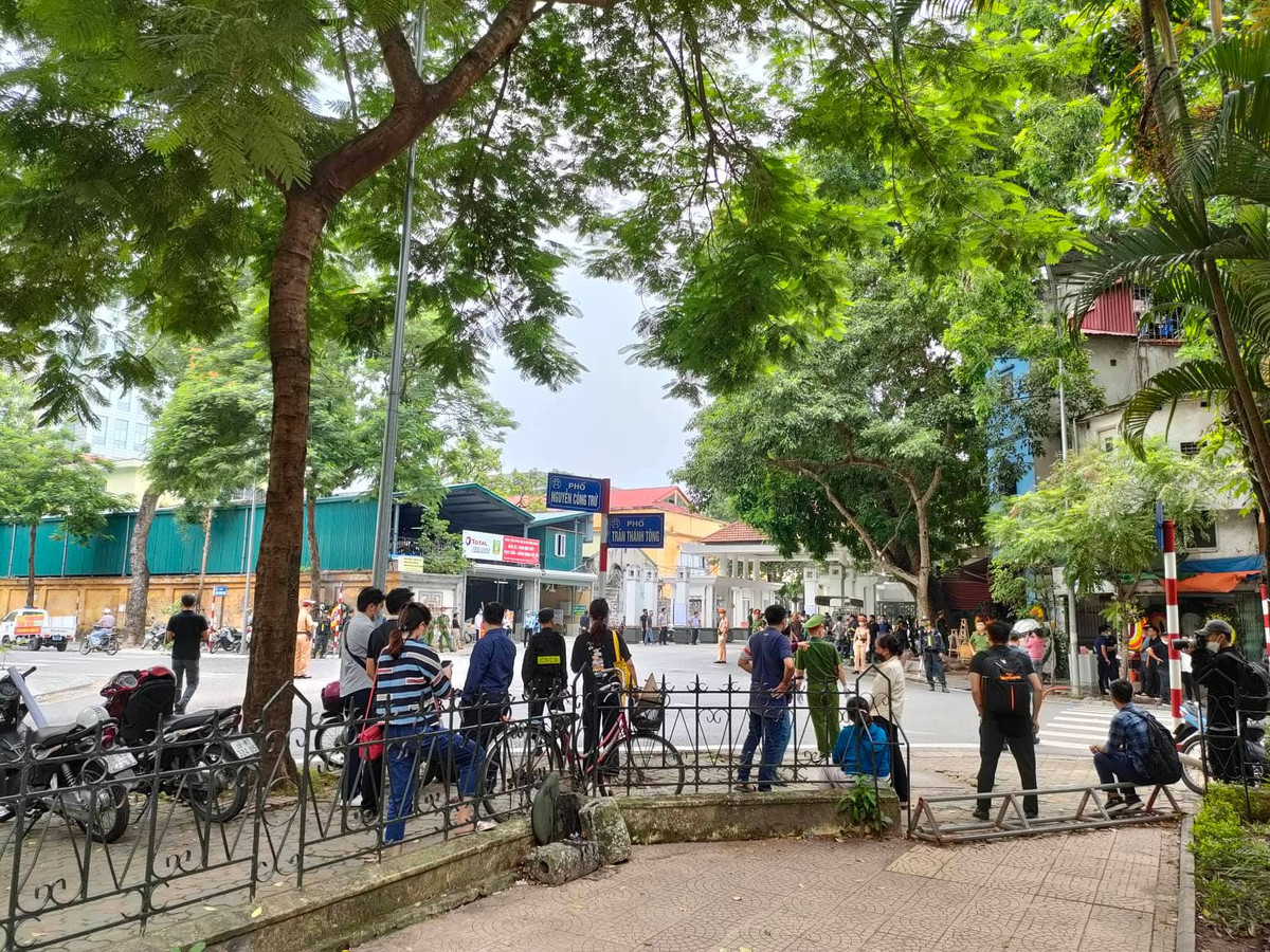 Trước đó, vào sáng 5/8, tại Nhà tang lễ Bệnh viện 198, phố Trần Bình, quận Cầu Giấy, TP Hà Nội, Đảng ủy và lãnh đạo Công an TP Hà Nội, Công an quận Cầu Giấy đã tổ chức trọng thể lễ tang 3 cảnh sát hy sinh trong khi làm nhiệm vụ chữa cháy quán karaoke ở 231 Quan Hoa, Cầu Giấy, Hà Nội, theo nghi thức của lực lượng Công an nhân dân.