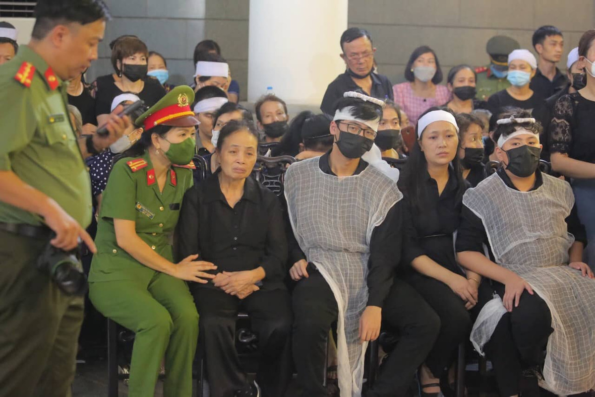 Bên trong Nhà tang lễ, gia đình của 3 chiến sĩ cảnh sát đã có mặt đông đủ.