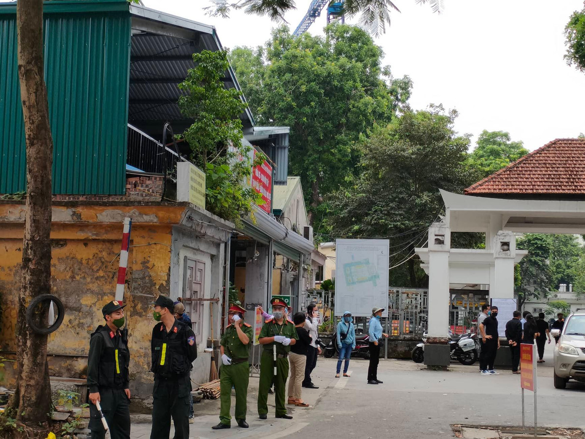 Rất nhiều bạn bè, người thân của 3 chiến sĩ cảnh sát đã có mặt để tiễn biệt cũng như gửi lời chia buồn đến gia đình.