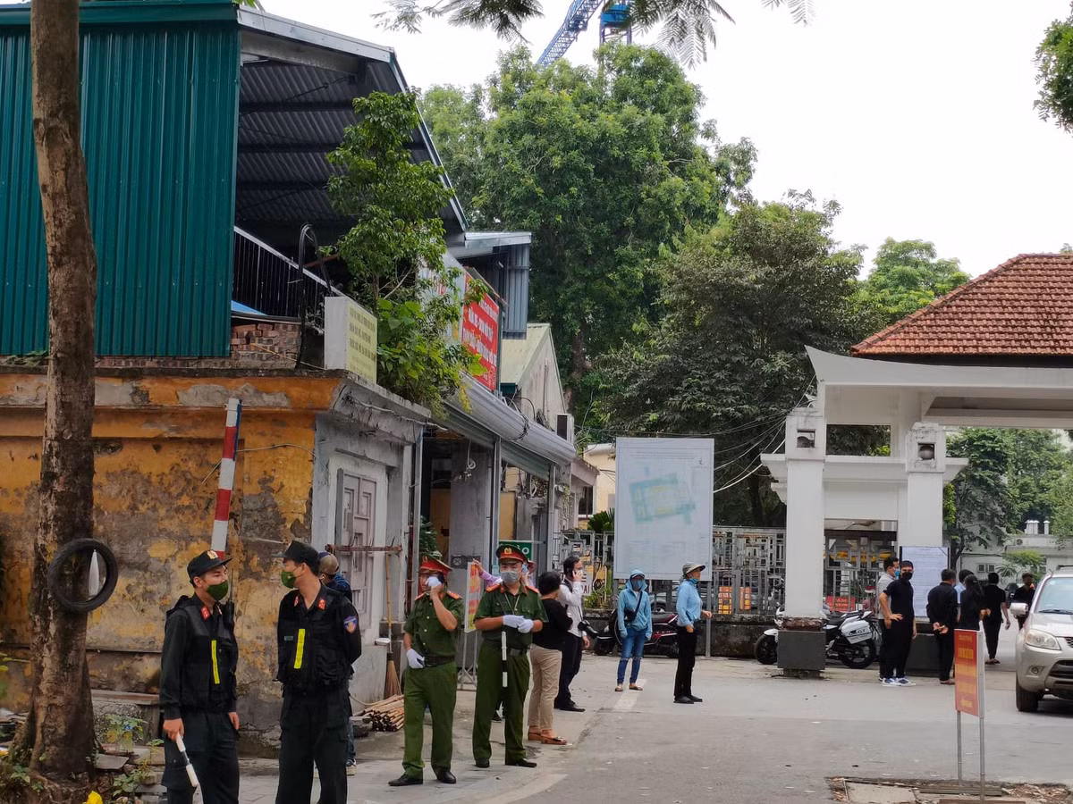 Rất nhiều bạn bè, người thân của 3 chiến sĩ cảnh sát đã có mặt để tiễn biệt cũng như gửi lời chia buồn đến gia đình.