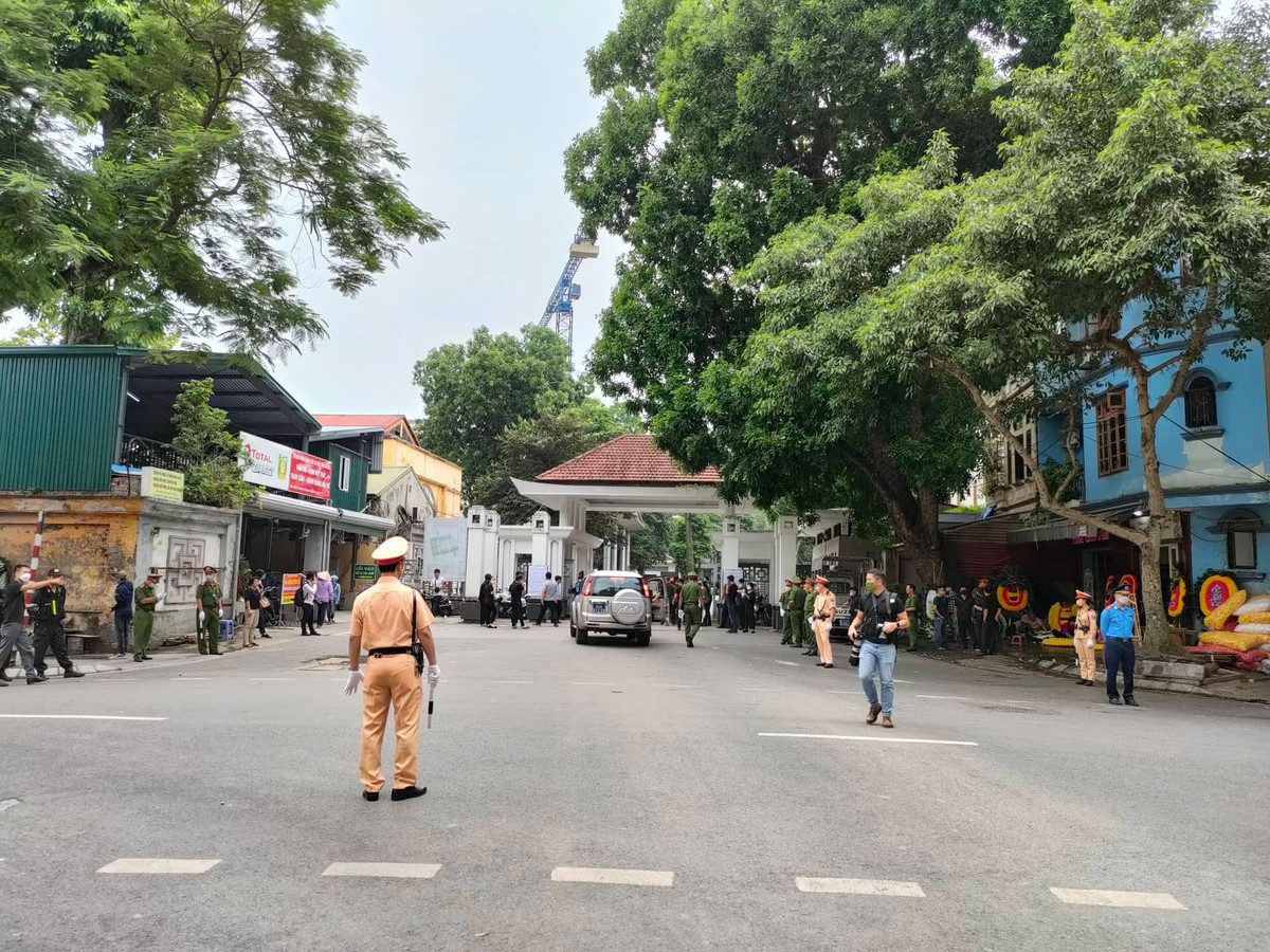 Nhiều cung đường vào Nhà tang lễ cũng được lực lượng chức năng chốt chặn.