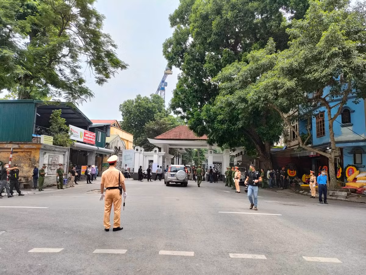 Nhiều cung đường vào Nhà tang lễ cũng được lực lượng chức năng chốt chặn.