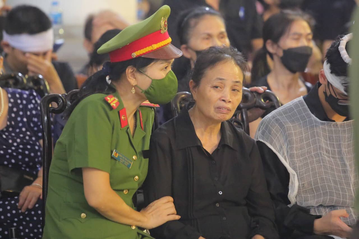 Mẹ của Thượng tá Đặng Anh Quân gần như đã kiệt sức sau bao nhiêu ngày đau đớn vì mất con. 