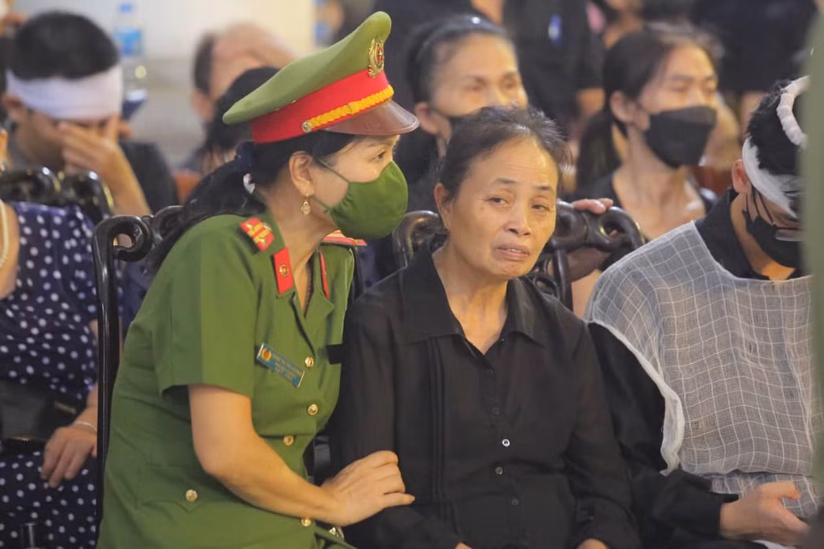 Mẹ của Thượng tá Đặng Anh Quân gần như đã kiệt sức sau bao nhiêu ngày đau đớn vì mất con. 