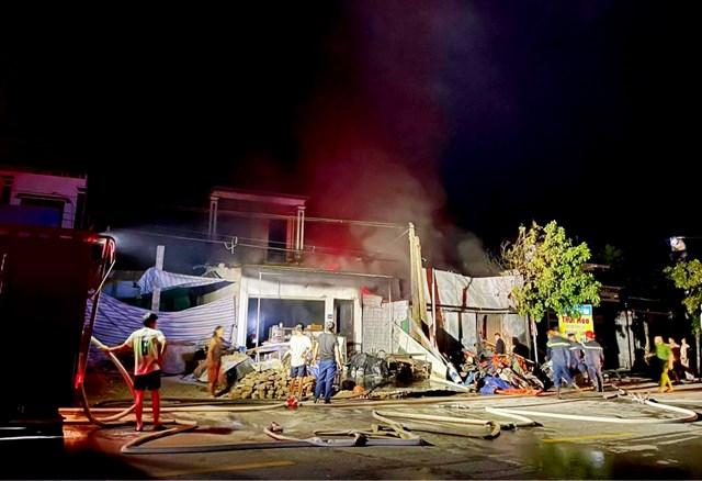 Tin nóng 11/8: Đâm chết bạn vì số tiền 5 triệu đồng - Hình 6 Tin nong 11/8: Dam chet ban vi so tien 5 trieu dong-Hinh-6