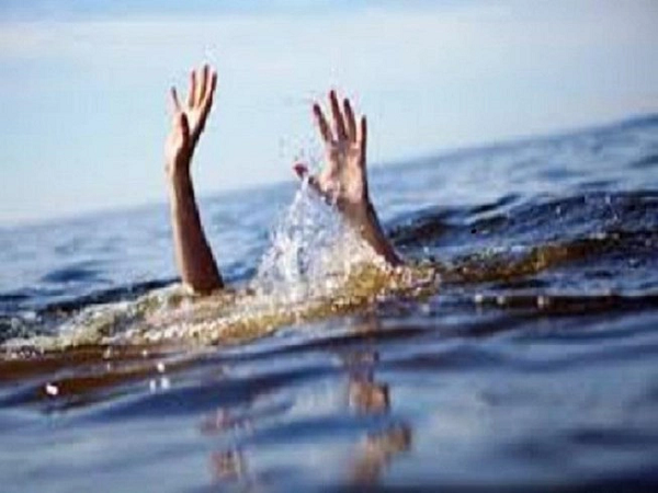  Trượt xuống hồ nước, bé trai 3 tuổi ở Quảng Bình tử vong thương tâm: Ngày 30/8, Chủ tịch UBND thị trấn Nông trường Việt Trung (huyện Bố Trạch, tỉnh Quảng Bình) - xác nhận sự việc trên và cho biết, nạn nhân là cháu Trần Bảo K. (SN 2019). Trước đó vào khoảng 17h ngày 29/8, trong lúc đi chơi cạnh hồ đập Cây Gạo, cháu K. không may bị trượt chân rơi xuống hồ. Sau khi phát hiện, người dân cùng chính quyền địa phương đã nhanh chóng vớt cháu lên bờ rồi tiến hành sơ cấp cứu nhưng cháu bé đã không qua khỏi. &gt;&gt;&gt; Mời độc giả xem thêm video Long An: Trộm chó dùng súng tự chế bắn chết chủ nhà: