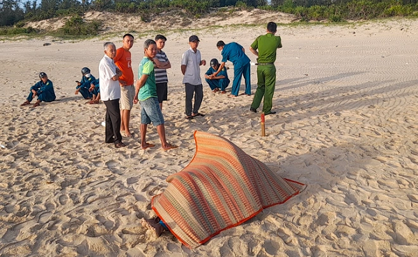  Người đàn ông tử vong trôi dạt vào bờ biển: Sáng 1/8, người dân đi tắm biển ở xã Tam Thanh, TP Tam Kỳ, Quảng Nam phát hiện thi thể người đàn ông trôi dạt vào bờ. Lãnh đạo UBND xã Tam Thanh cho biết nạn nhân là nam giới, khoảng 50 tuổi. "Người đàn ông này mặc quần đùi màu xanh, áo thun trắng, tóc ngắn. Trên người nạn nhân không có giấy tờ tùy thân nên chúng tôi chưa xác định được danh tính."