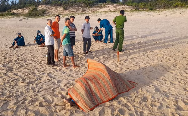  Người đàn ông tử vong trôi dạt vào bờ biển: Sáng 1/8, người dân đi tắm biển ở xã Tam Thanh, TP Tam Kỳ, Quảng Nam phát hiện thi thể người đàn ông trôi dạt vào bờ. Lãnh đạo UBND xã Tam Thanh cho biết nạn nhân là nam giới, khoảng 50 tuổi. "Người đàn ông này mặc quần đùi màu xanh, áo thun trắng, tóc ngắn. Trên người nạn nhân không có giấy tờ tùy thân nên chúng tôi chưa xác định được danh tính."