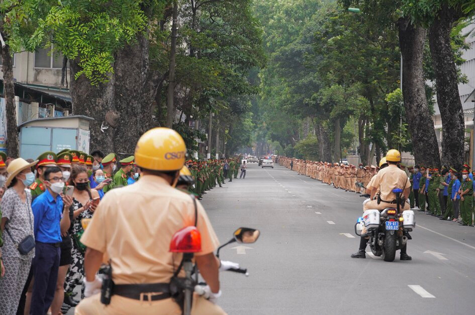 Đồng đội và người dân đứng hai bên đường đưa tiễn các liệt sĩ.