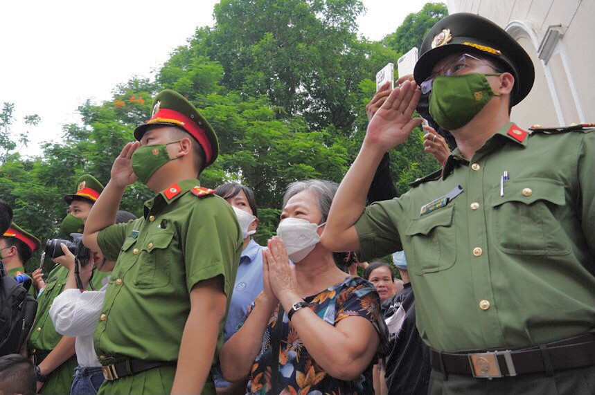 Nhiều người không kìm nổi nước mắt trước sự anh dũng hy sinh của 3 liệt sĩ.