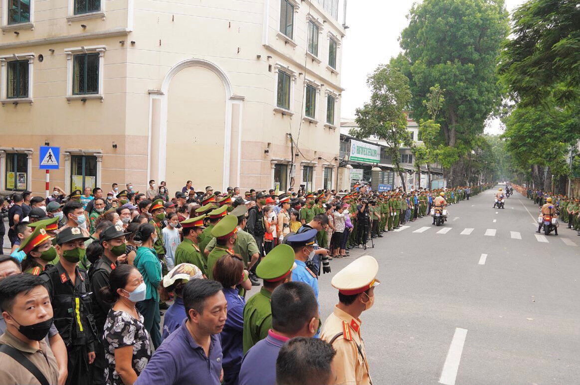 Người dân đứng dọc tuyến đường di quan tiễn biệt ba người liệt sĩ PCCC đã anh dũng hy sinh.