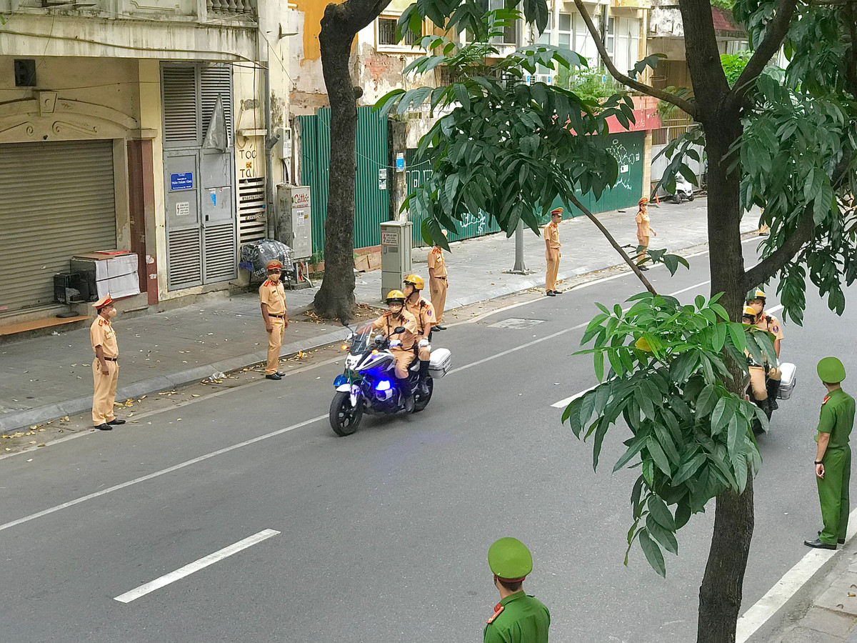 Tại các tuyến đường di quan, lực lượng Công an Thủ đô xếp hàng dài để chào tiễn biệt các liệt sỹ.