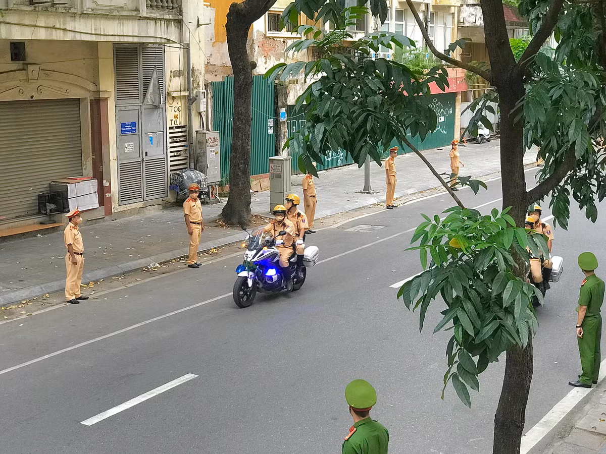 Tại các tuyến đường di quan, lực lượng Công an Thủ đô xếp hàng dài để chào tiễn biệt các liệt sỹ.