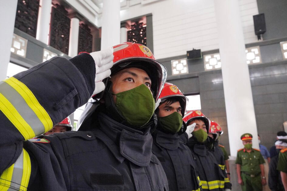 Lực lượng cảnh sát PCCC tham dự tiễn biệt 3 người đồng đội.