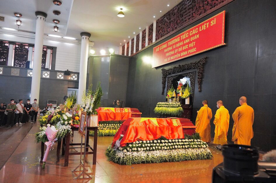 Không khí buổi tang lễ hết sức trang trọng và uy nghiêm.