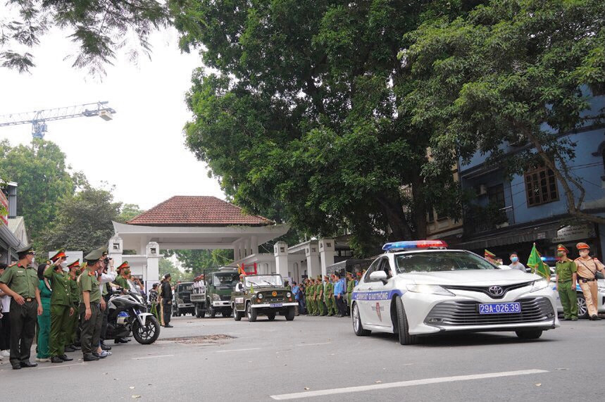 Đoàn xe đưa thi hài ba liệt sĩ rời khỏi Nhà tang lễ về Đài hóa thân Hoàn Vũ Hà Nội.