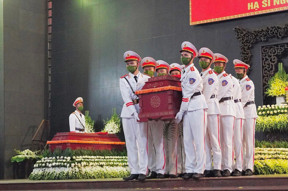 ... và di hài của các chiến sĩ được đồng đội di chuyển ra xe tang.