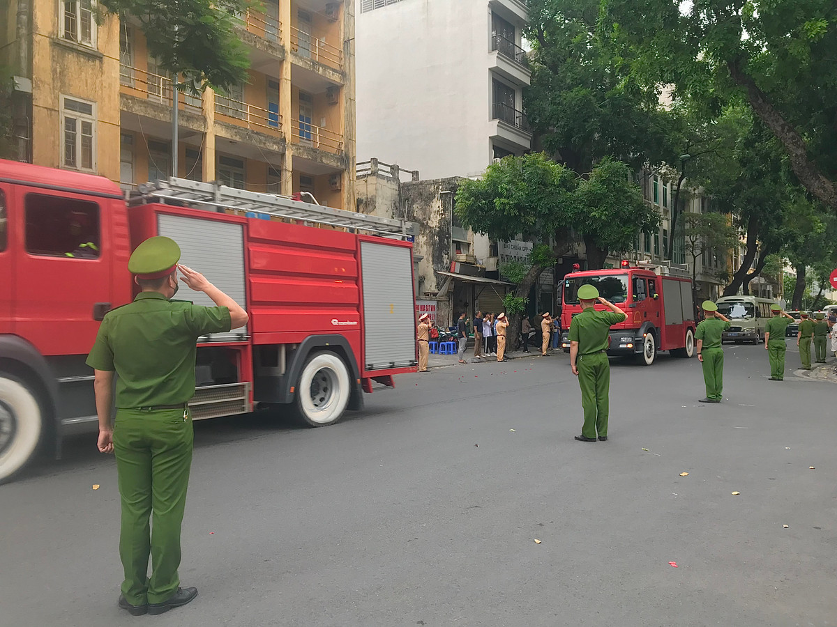 Đồng đội đưa tiễn các liệt sĩ.