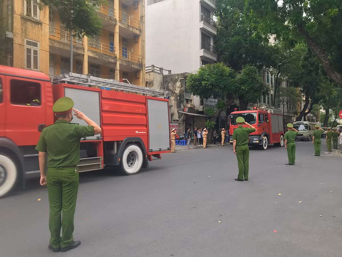 Đồng đội đưa tiễn các liệt sĩ.