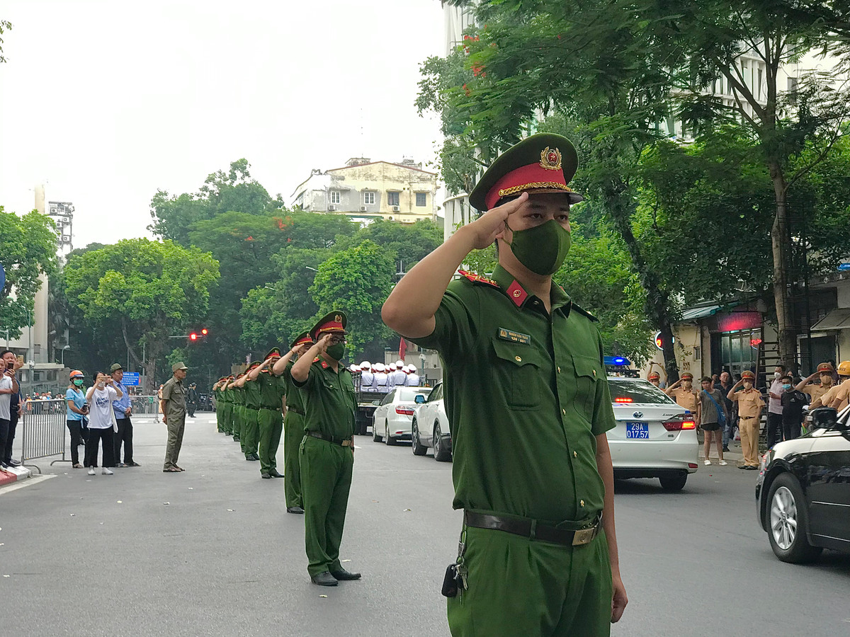 Các chiến sĩ Công an Nhân dân đứng xếp hàng ngay ngắn.