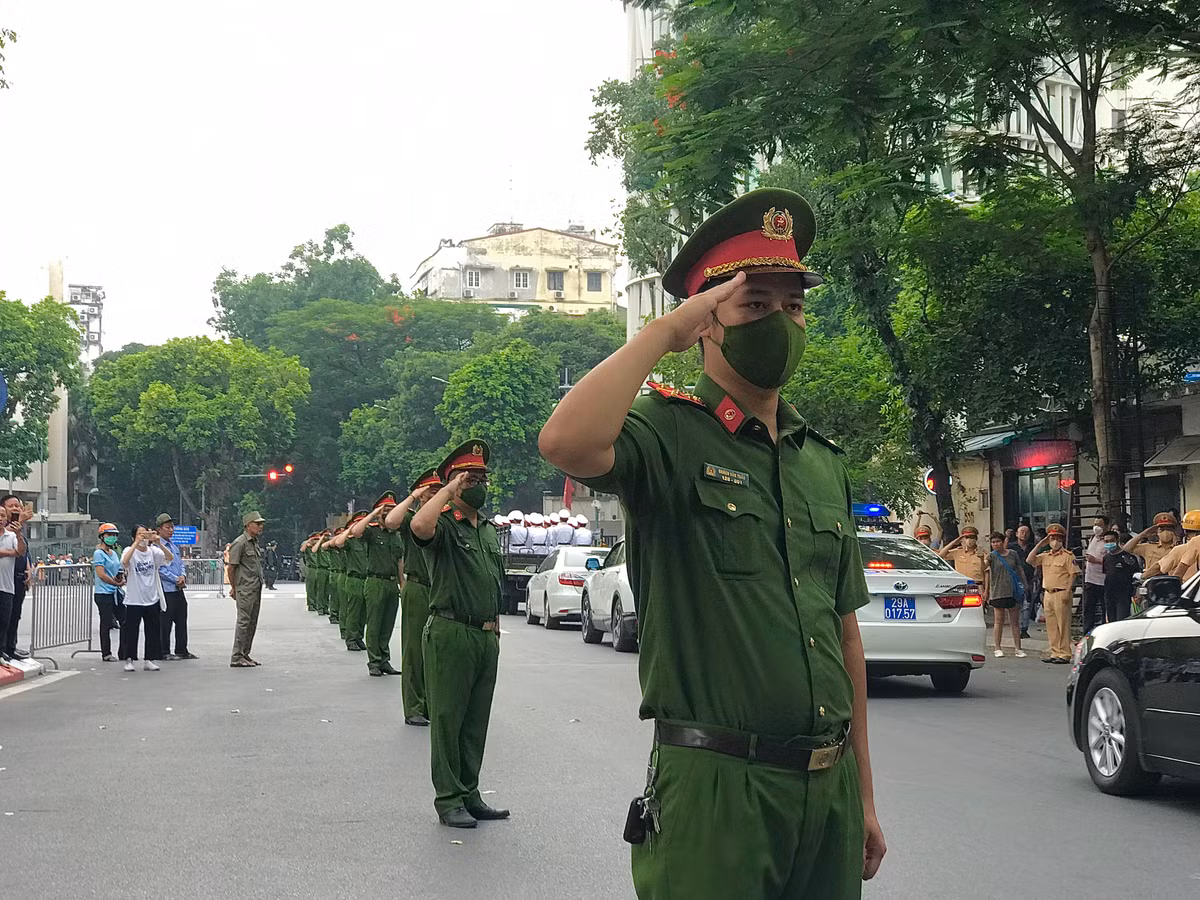 Các chiến sĩ Công an Nhân dân đứng xếp hàng ngay ngắn.