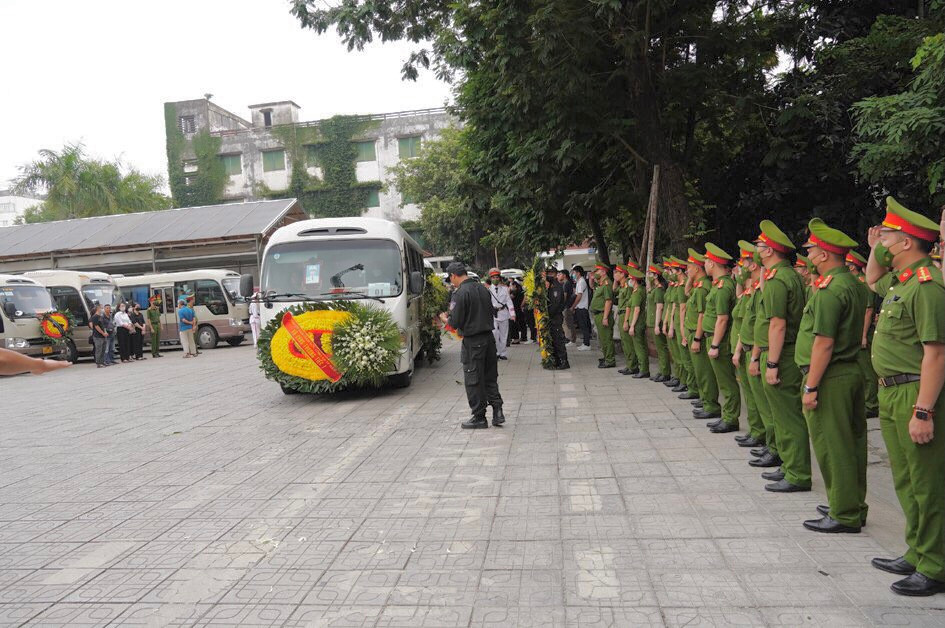 Rất đông người thân, đồng đội của 3 chiến sỹ PCCC và CHCN hy sinh đưa tiễn các anh về nơi an nghỉ cuối cùng.