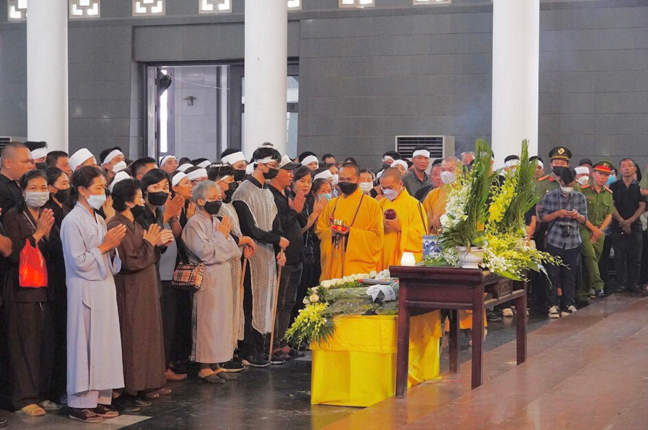 Tham dự lễ tang có Thứ trưởng Bộ Công an, lãnh đạo Công an Hà Nội, các đơn vị, gia đình, người thân, đồng đội của thượng tá Đặng Anh Quân, thượng úy Đỗ Đức Việt và hạ sĩ Nguyễn Đình Phúc.