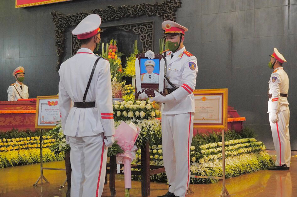 Di ảnh các chiến sĩ ...