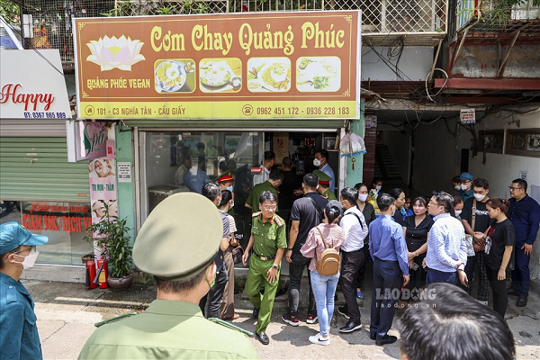 Binh nhì Nguyễn Đình Phúc (sinh năm 2003) là chiến sĩ nghĩa vụ Đội Cảnh sát phòng cháy, chữa cháy và cứu nạn, cứu hộ, Công an quận Cầu Giấy). Ngay từ đầu giờ sáng, rất nhiều người thân, hàng xóm đã đến chia buồn cùng gia đình Binh nhì Nguyễn Đình Phúc. (Ảnh: Lao động)