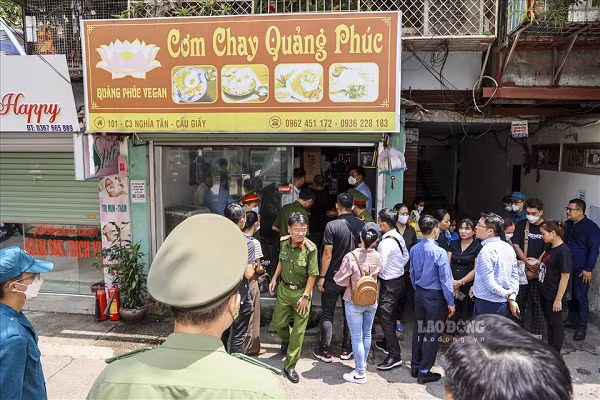 Binh nhì Nguyễn Đình Phúc (sinh năm 2003) là chiến sĩ nghĩa vụ Đội Cảnh sát phòng cháy, chữa cháy và cứu nạn, cứu hộ, Công an quận Cầu Giấy). Ngay từ đầu giờ sáng, rất nhiều người thân, hàng xóm đã đến chia buồn cùng gia đình Binh nhì Nguyễn Đình Phúc. (Ảnh: Lao động)