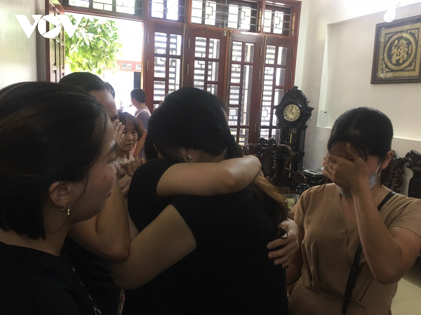 Gia đình đau xót, bàng hoàng trước sự ra đi đột ngột của các chiến sĩ. (Ảnh: VOV)