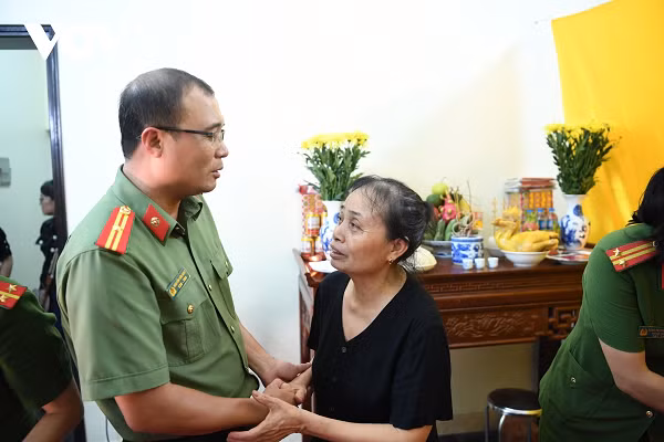 Theo người dân sống tại khu vực, ngay từ chiều tối 1/8, con phố nhỏ dẫn vào nhà Thượng tá Đặng Anh Quân ở phố Chùa Láng (phường Láng Thượng, Đống Đa, Hà Nội) bao trùm không khí u buồn. Bà con lối phố khi hay tin đã đến chia buồn với gia đình người chỉ huy dũng cảm, hy sinh khi đang làm nhiệm vụ. (Ảnh: VOV)