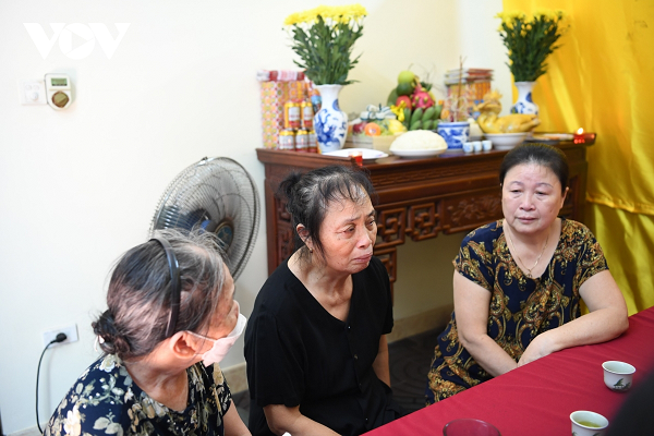 Trong không gian ngôi nhà chật hẹp với nhiều người đến thăm hỏi động viên, bà Thủy (SN 1955, mẹ Thượng tá Quân) ngồi tiếp khách với thần thái như kiệt sức, thi thoảng nấc nghẹn. Người mẹ hy sinh cả tuổi thanh xuân, tần tảo nuôi hai con (chồng bà Thuỷ mất khi mới 27 tuổi), nay bà phải chịu nỗi đau mất người con trai đầu… khiến nhiều người đến thăm không cầm được nước mắt. (Ảnh: VOV)
