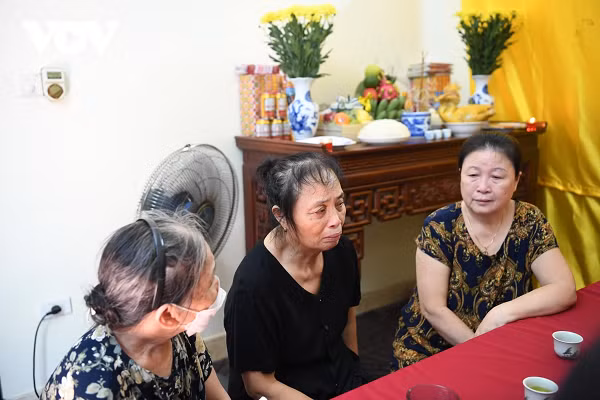 Trong không gian ngôi nhà chật hẹp với nhiều người đến thăm hỏi động viên, bà Thủy (SN 1955, mẹ Thượng tá Quân) ngồi tiếp khách với thần thái như kiệt sức, thi thoảng nấc nghẹn. Người mẹ hy sinh cả tuổi thanh xuân, tần tảo nuôi hai con (chồng bà Thuỷ mất khi mới 27 tuổi), nay bà phải chịu nỗi đau mất người con trai đầu… khiến nhiều người đến thăm không cầm được nước mắt. (Ảnh: VOV)