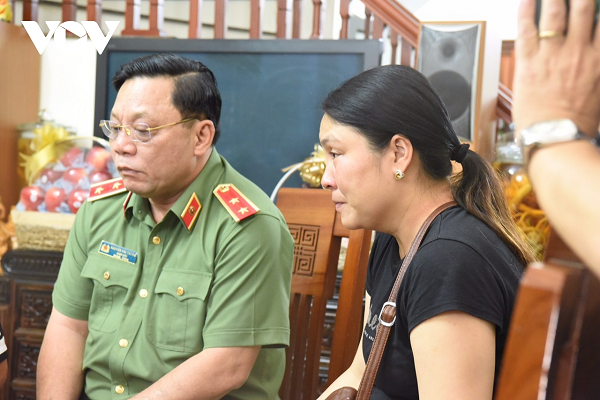 Mẹ đẻ của Thượng úy Đỗ Đức Việt (áo đen) vừa về nhà từ Bệnh viện 19-8. (Ảnh: VOV)