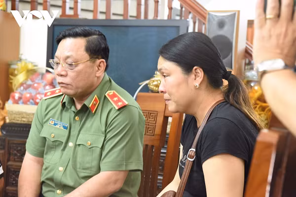 Mẹ đẻ của Thượng úy Đỗ Đức Việt (áo đen) vừa về nhà từ Bệnh viện 19-8. (Ảnh: VOV)