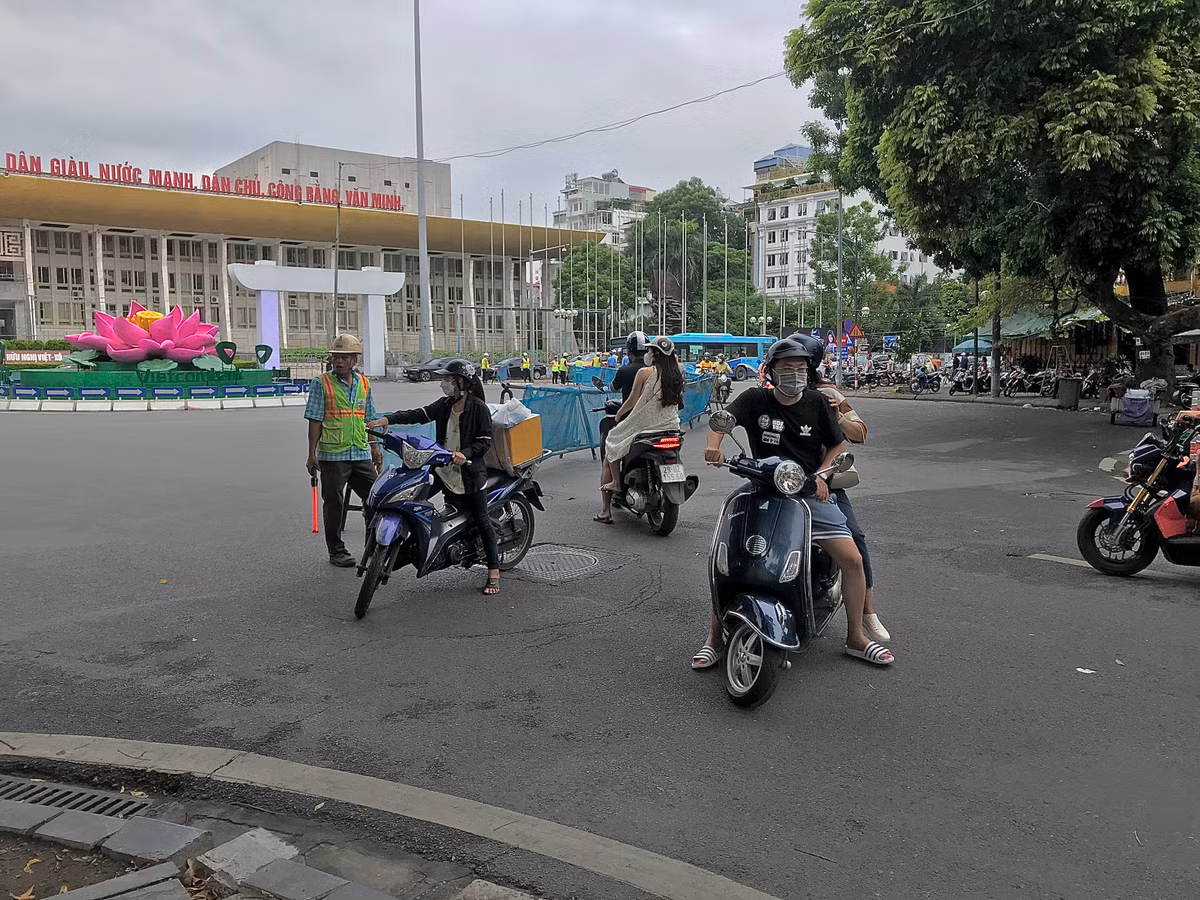 Bác N.V.L. (68 tuổi) cho hay: "Trước có thể đi thẳng bây giờ lại phải đi vòng, tất nhiên là có chút không thoải mái, nhưng Nhà nước làm thì mình cũng sẽ ủng hộ thôi. Để xem sau 7 ngày rào thử thì có khả thi hay không".