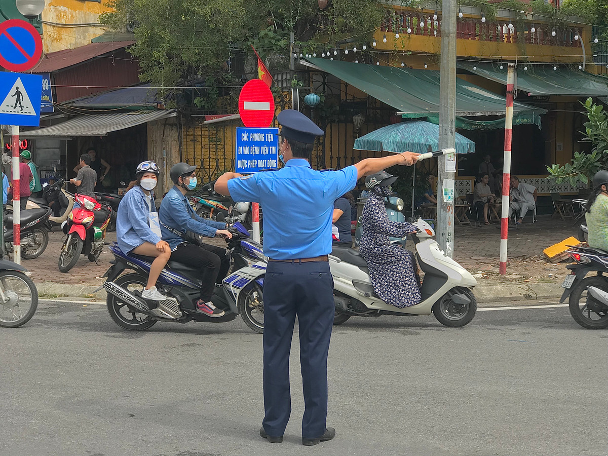 Thanh tra giao thông có mặt điều tiết giao thông.