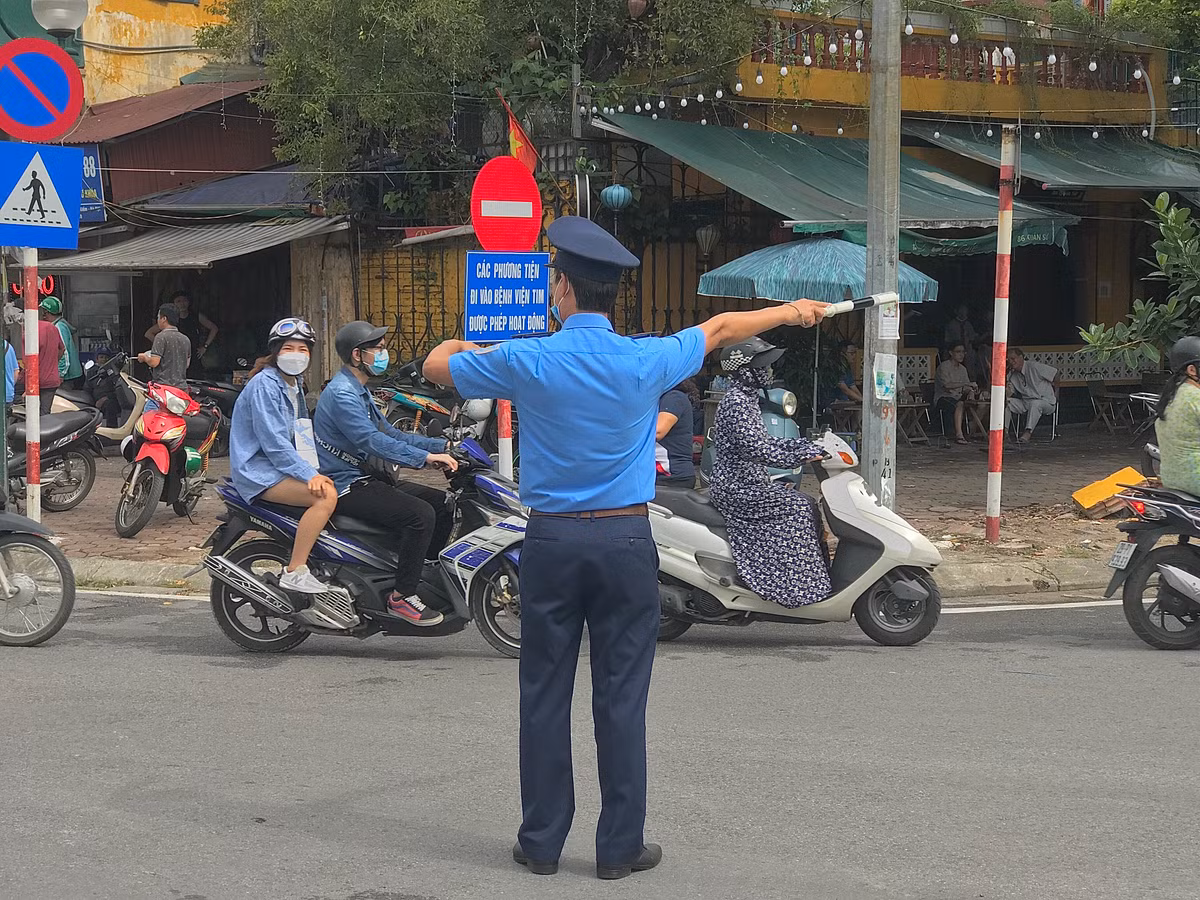 Thanh tra giao thông có mặt điều tiết giao thông.