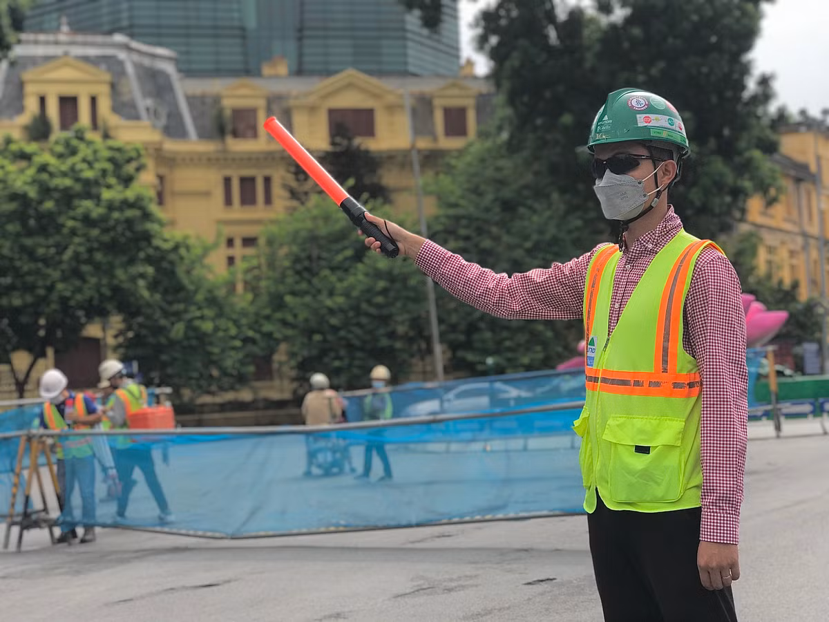 Xe máy, xe đạp và người đi bộ trên hệ thống đường tạm trên đường Trần Hưng Đạo (theo chiều từ Trần Bình Trọng đi Quán Sứ). Các phương tiện ôtô lưu thông trên đường Trần Hưng Đạo (đoạn từ Phan Bội Châu ra Lê Duẩn).