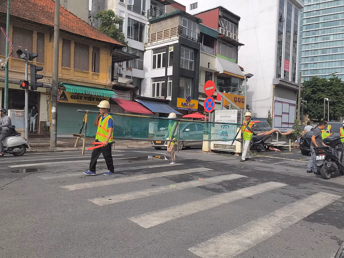 Hình ảnh PV ghi nhận tại phố Trần Hưng Đạo lúc 8h30 sáng 20/8.