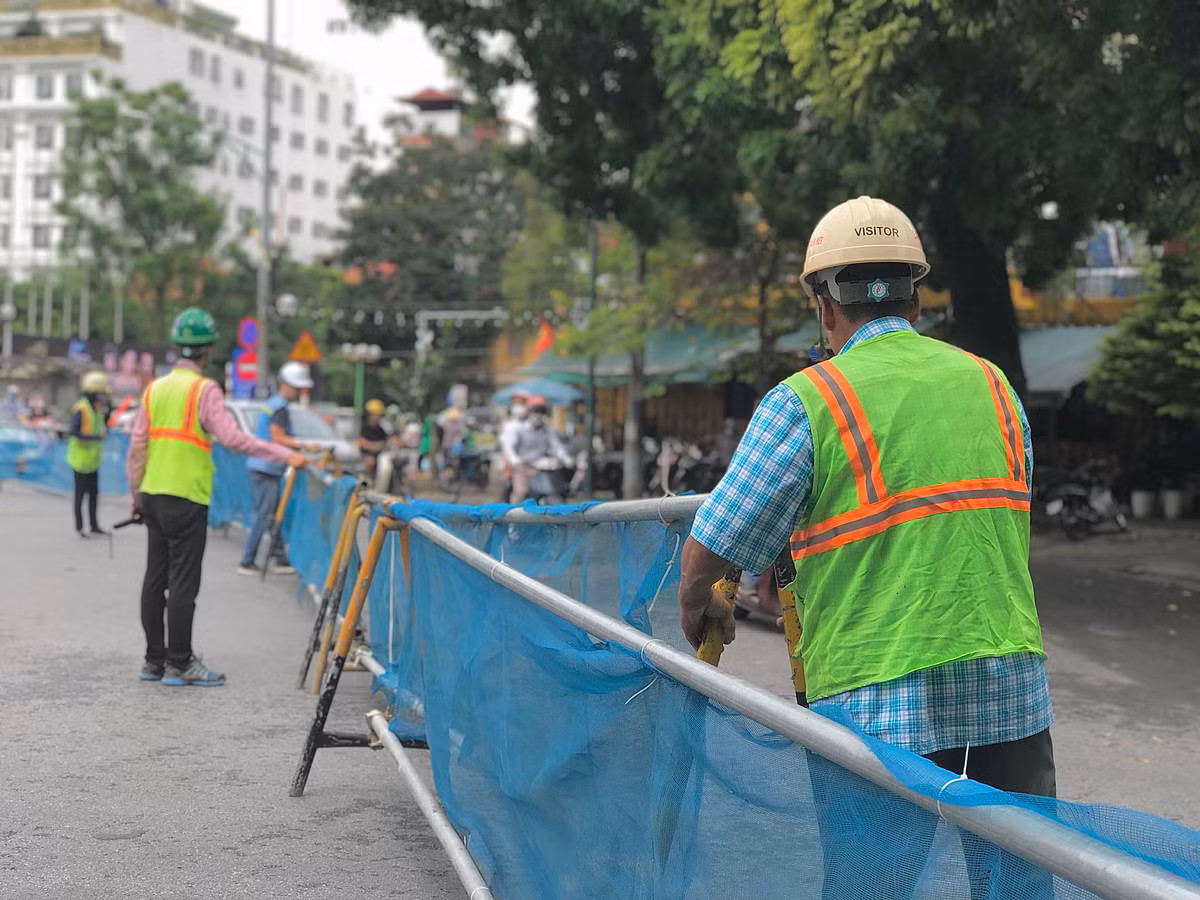 Một phần phố Trần Hưng Đạo đã được dựng rào chắn tạm.