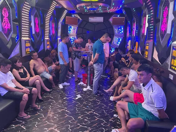  17 thanh niên "mở tiệc" ma túy, thác loạn mừng sinh nhật: Ngày 4/8, Công an tỉnh Phú Thọ cho biết, Phòng Cảnh sát điều tra tội phạm về ma túy (PC04) công an tỉnh này đang tạm giữ hình sự Nguyễn Văn Khánh (33 tuổi, trú xã Đỗ Xuyên, H.Thanh Ba, Phú Thọ), Hà Mỹ Ngọc (26 tuổi, trú xã Đỗ Xuyên), Hoàng Hồng Nhung (27 tuổi, trú H.Quảng Xương, Thanh Hóa) và 14 nam nữ khác để làm rõ tội mua bán và tổ chức sử dụng trái phép chất ma túy. Theo các đối tượng khai nhận, ngày 31/7 là sinh nhật Khánh, người này mời bạn bè đến dự tiệc rượu. Sau đó, cả nhóm rủ nhau đi hát karaoke và bay lắc tại quán An Bình. Tại đây, Ngọc đã chuyển cho Nhung 9,5 triệu đồng để mua thuốc lắc và ketamin cho cả nhóm sử dụng.