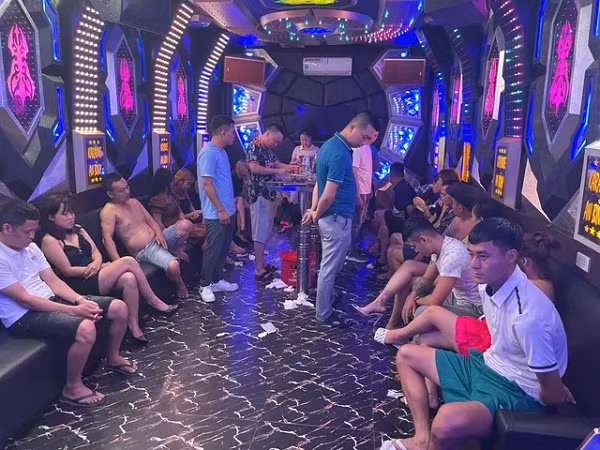  17 thanh niên "mở tiệc" ma túy, thác loạn mừng sinh nhật: Ngày 4/8, Công an tỉnh Phú Thọ cho biết, Phòng Cảnh sát điều tra tội phạm về ma túy (PC04) công an tỉnh này đang tạm giữ hình sự Nguyễn Văn Khánh (33 tuổi, trú xã Đỗ Xuyên, H.Thanh Ba, Phú Thọ), Hà Mỹ Ngọc (26 tuổi, trú xã Đỗ Xuyên), Hoàng Hồng Nhung (27 tuổi, trú H.Quảng Xương, Thanh Hóa) và 14 nam nữ khác để làm rõ tội mua bán và tổ chức sử dụng trái phép chất ma túy. Theo các đối tượng khai nhận, ngày 31/7 là sinh nhật Khánh, người này mời bạn bè đến dự tiệc rượu. Sau đó, cả nhóm rủ nhau đi hát karaoke và bay lắc tại quán An Bình. Tại đây, Ngọc đã chuyển cho Nhung 9,5 triệu đồng để mua thuốc lắc và ketamin cho cả nhóm sử dụng.