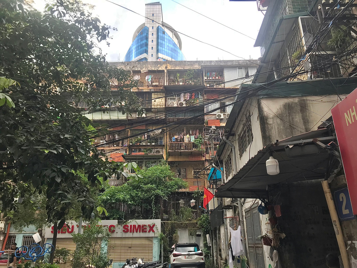 Những hình ảnh quen thuộc chằng chịt dây điện dây phơi tại các khu chung cư cũ.