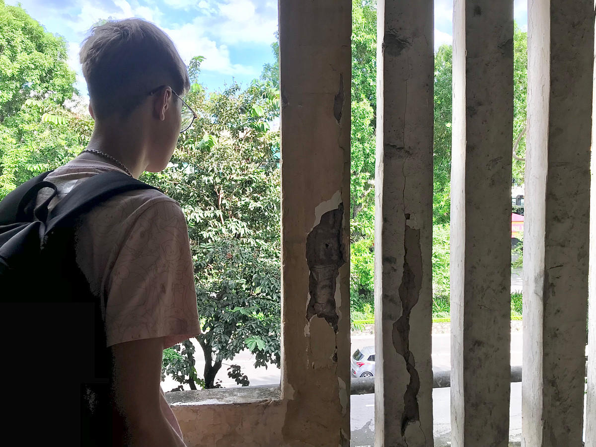 Bạn Khánh (SN 2004), sinh viên năm nhất Đại học Mỹ thuật Công nghiệp cho hay: "Em sống với bố mẹ chục năm nay ở đây rồi, khu này xuống cấp nghiêm trọng, nhà em rất hay bị dột...".