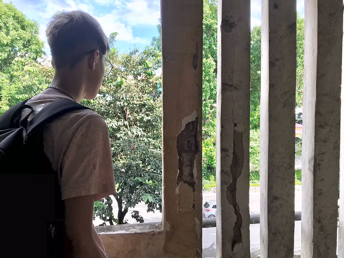 Bạn Khánh (SN 2004), sinh viên năm nhất Đại học Mỹ thuật Công nghiệp cho hay: "Em sống với bố mẹ chục năm nay ở đây rồi, khu này xuống cấp nghiêm trọng, nhà em rất hay bị dột...".